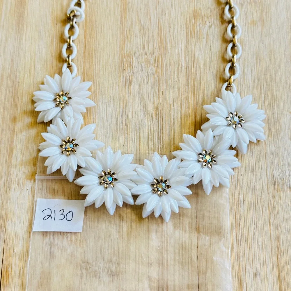 VtG Daisy Flower Necklace Aurora Borealis Crystal Faceted‎ Celluloid 60s Chunky